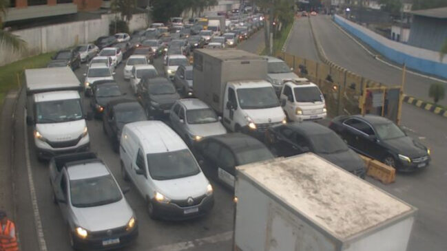 Entre Santos e Guarujá, o tempo de espera chega a 35 minutos