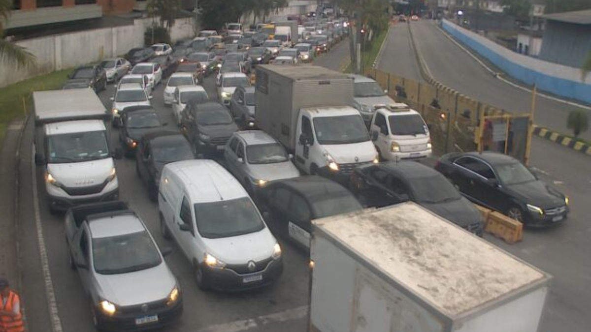 Entre Santos e Guarujá, o tempo de espera chega a 35 minutos