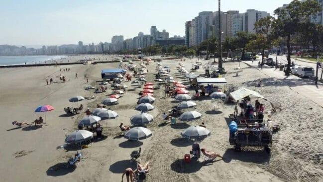 Além disso, o aumento expressivo de turistas em praias lotadas facilita a circulação de vírus, somado ao consumo de alimentos mal higienizados ou mal refrigerados