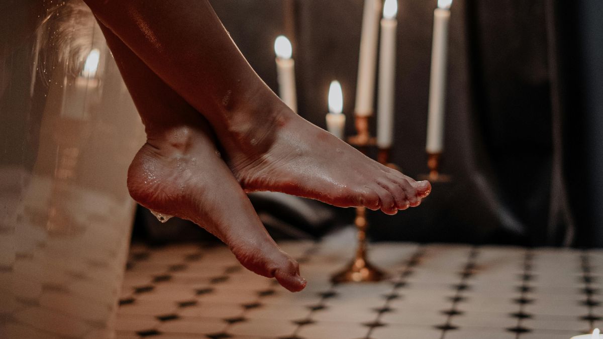 O contato direto dos pés com superfícies molhadas favorece micoses como frieira e infecções por dermatófitos/Pexels