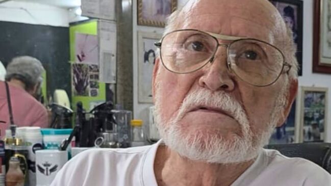 O barbeiro João, mais conhecido como Silvano, é uma figura de resistência no Boqueirão, em Praia Grande