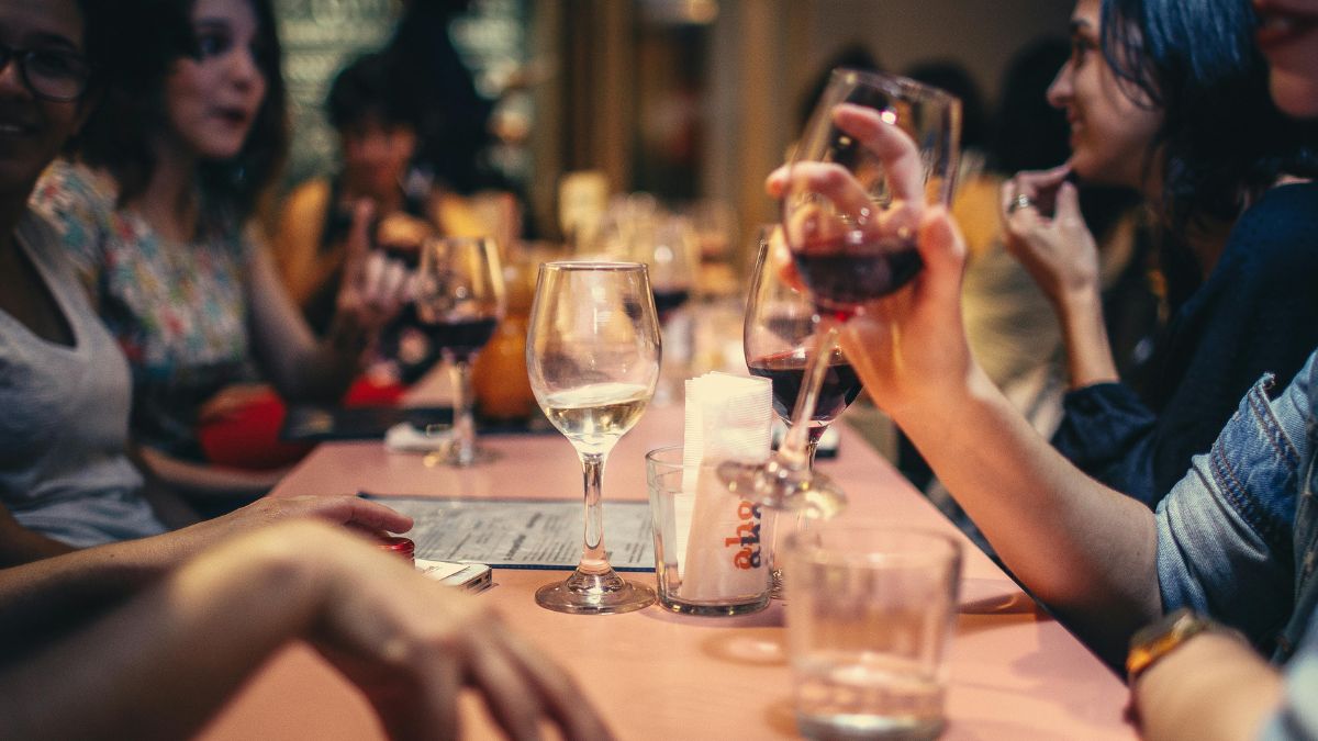 Diferente do que ocorre em jovens, o organismo idoso processa o álcool de forma mais lenta, aumentando os danos tóxicos ao sistema nervoso central/Pexels