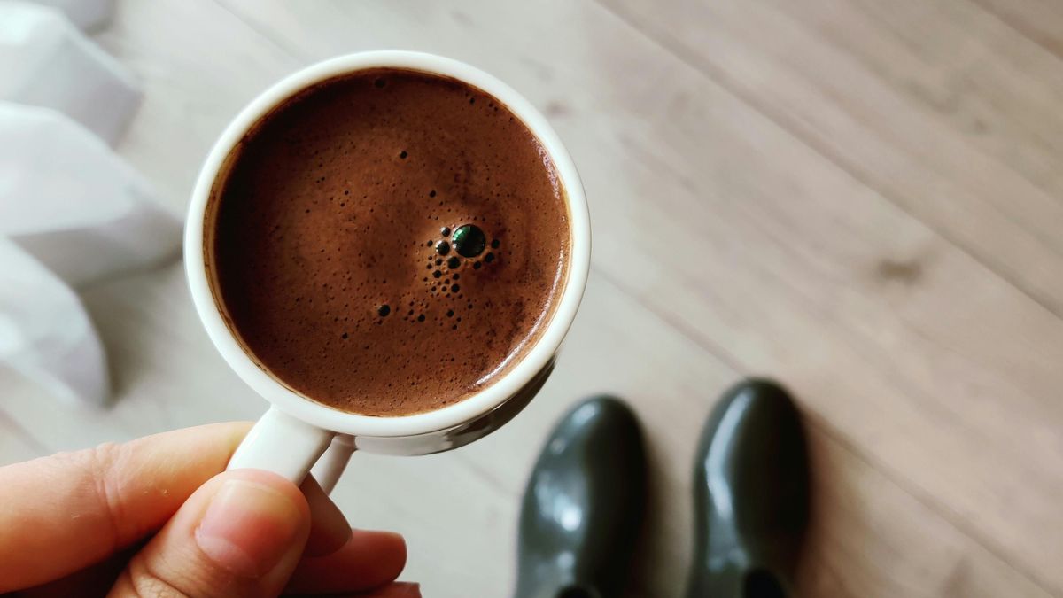 Além de limpar, a borra de café ajuda a neutralizar odores no vaso sanitário, na geladeira e até em sapatos/Pexels