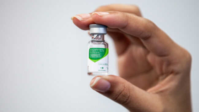 O Sistema Único de Saúde (SUS) disponibiliza gratuitamente a vacina em dose única para adolescentes de 9 a 19 anos