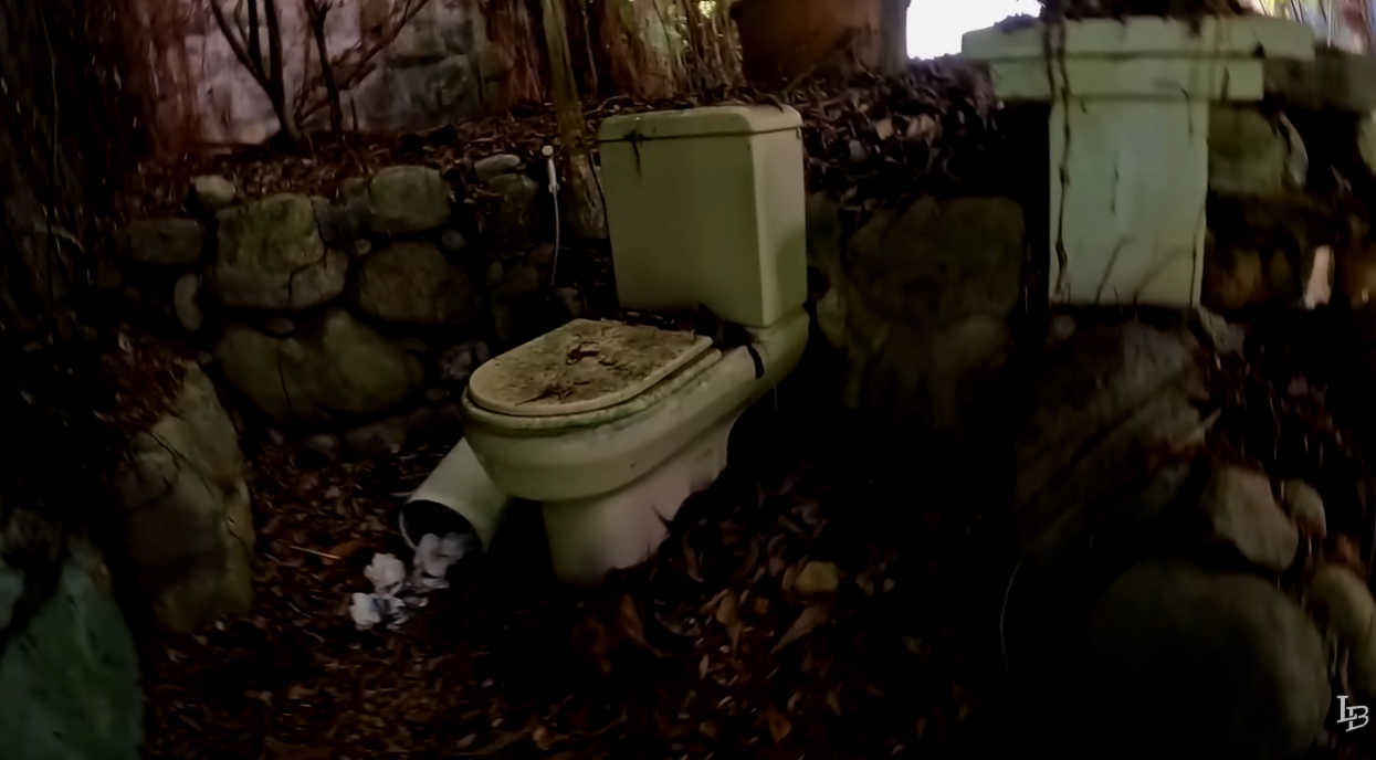 O icônico vaso sanitário no meio da sala de estar, hoje deteriorado pelo tempo / Youtube Lolo Bolado