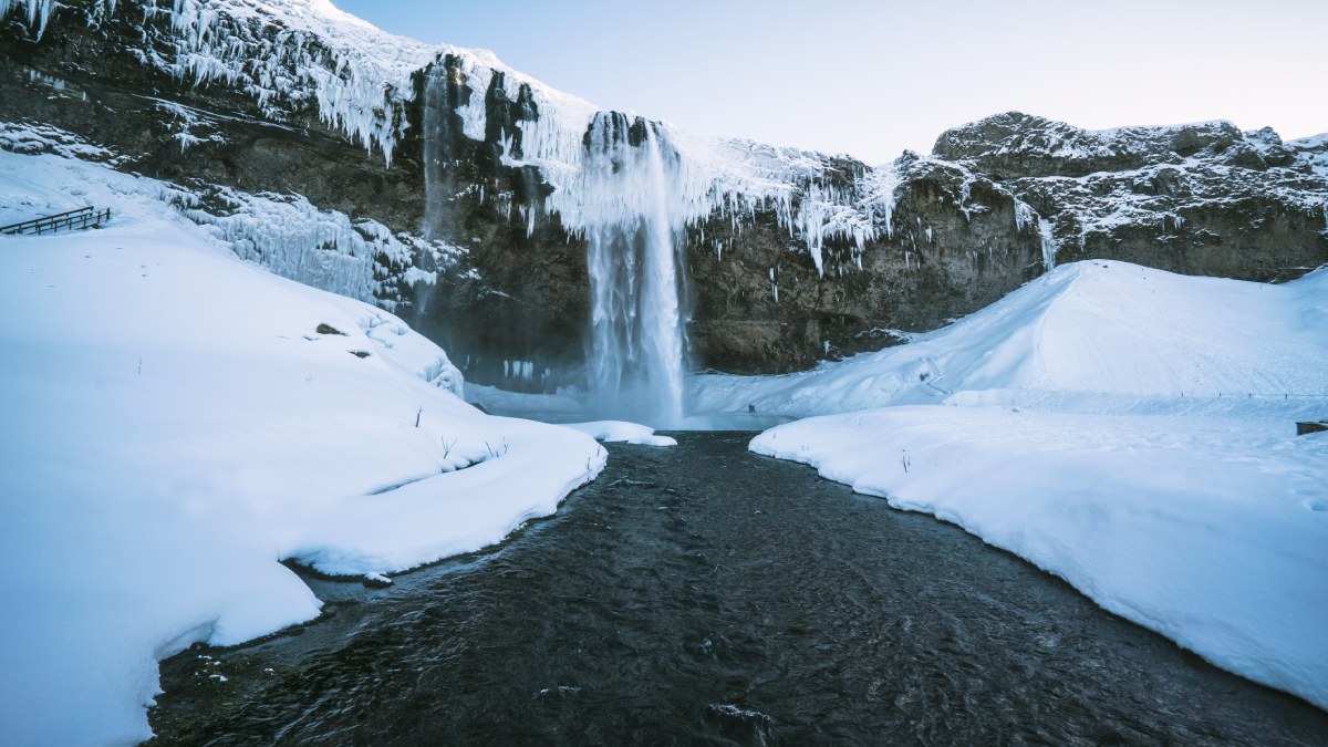 A Groenlândia não está parada: placas tectônicas, herança da era glacial e o aquecimento global estão redesenhando a maior ilha do planeta em tempo real/Freepik