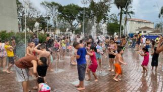 A Fonte Interativa busca reunir famílias para brincar e se refrescar durante os dias quentes de verão