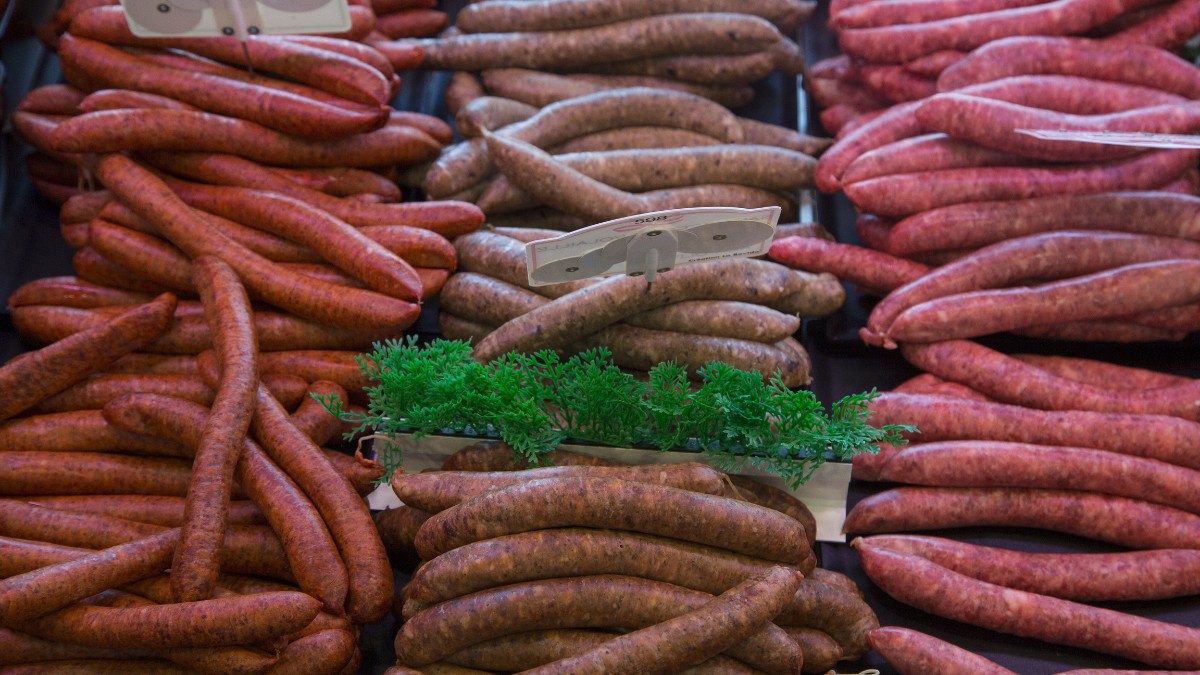 Dieta rica em carnes processadas e pobre em fibras está entre os principais fatores de risco para o câncer colorretal / Pixabay