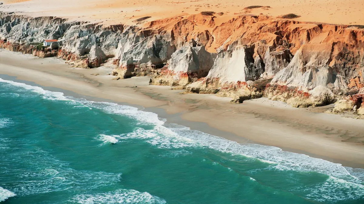 Canoa Quebrada é ideal para quem quer praia e calmaria ao mesmo tempo / Setur/Divulgação