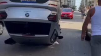 O veículo capotou no bairro Guilhermina, mas a via já está liberada
