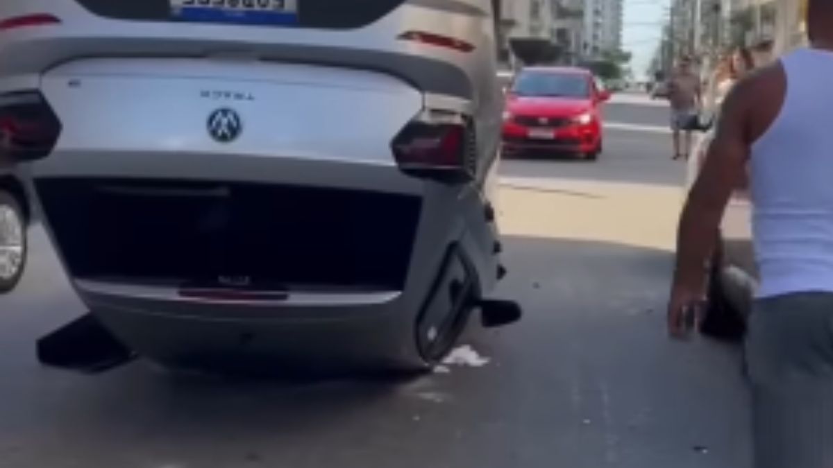 O veículo capotou no bairro Guilhermina, mas a via já está liberada