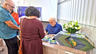 O médium Carlos Alberto Rey autografa seu novo livro, 'Nas Trilhas da Luz'