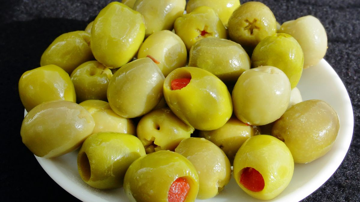 O caroço da azeitona possui baixa porosidade, o que significa que ele não absorve odores facilmente. Isso o torna perfeito para criar aromatizadores naturais: basta colocá-los em um pote de vidro com algumas gotas do seu óleo essencial favorito/Unsplash