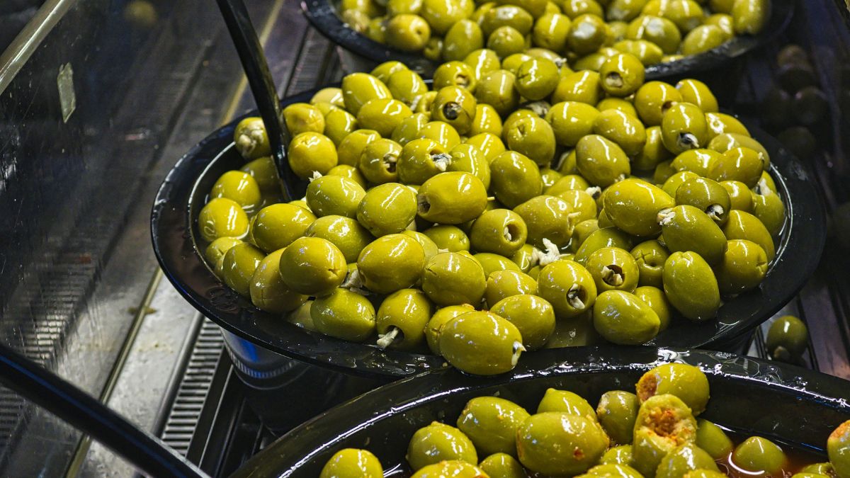 Além do artesanato, os caroços de azeitona são uma biomassa poderosa. Devido à sua alta densidade e dureza, eles possuem um valor calorífico impressionante, sendo utilizados em diversos países como combustível ecológico para lareiras e caldeiras/Unsplash