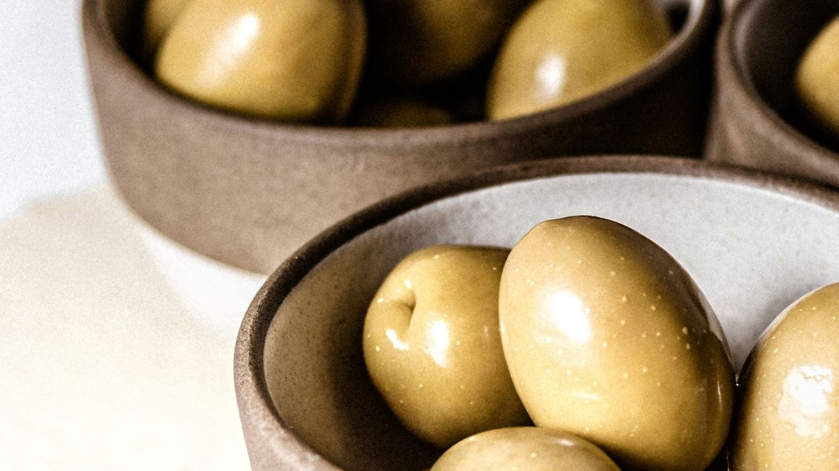 Transforme resíduos em decoração: os caroços limpos e secos podem ser usados no fundo de vasos de plantas para ajudar na drenagem da água, substituindo a argila expandida e promovendo uma jardinagem muito mais consciente e barata/Unsplash