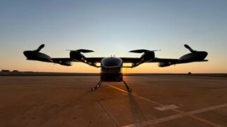 O carro voador da Embraer realizou seu voo inaugural no interior de São Paulo
