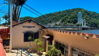 Se você busca uma experiência autêntica no Litoral paulista, a Casa das Bananadas, em São Vicente, ao lado da Ponte Pênsil, é uma parada essencial