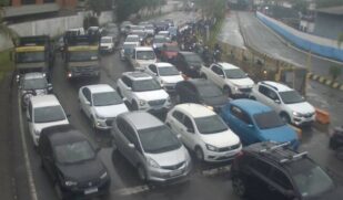 No sentido SantosGuarujá, os motoristas aguardam até 15 minutos para o embarque