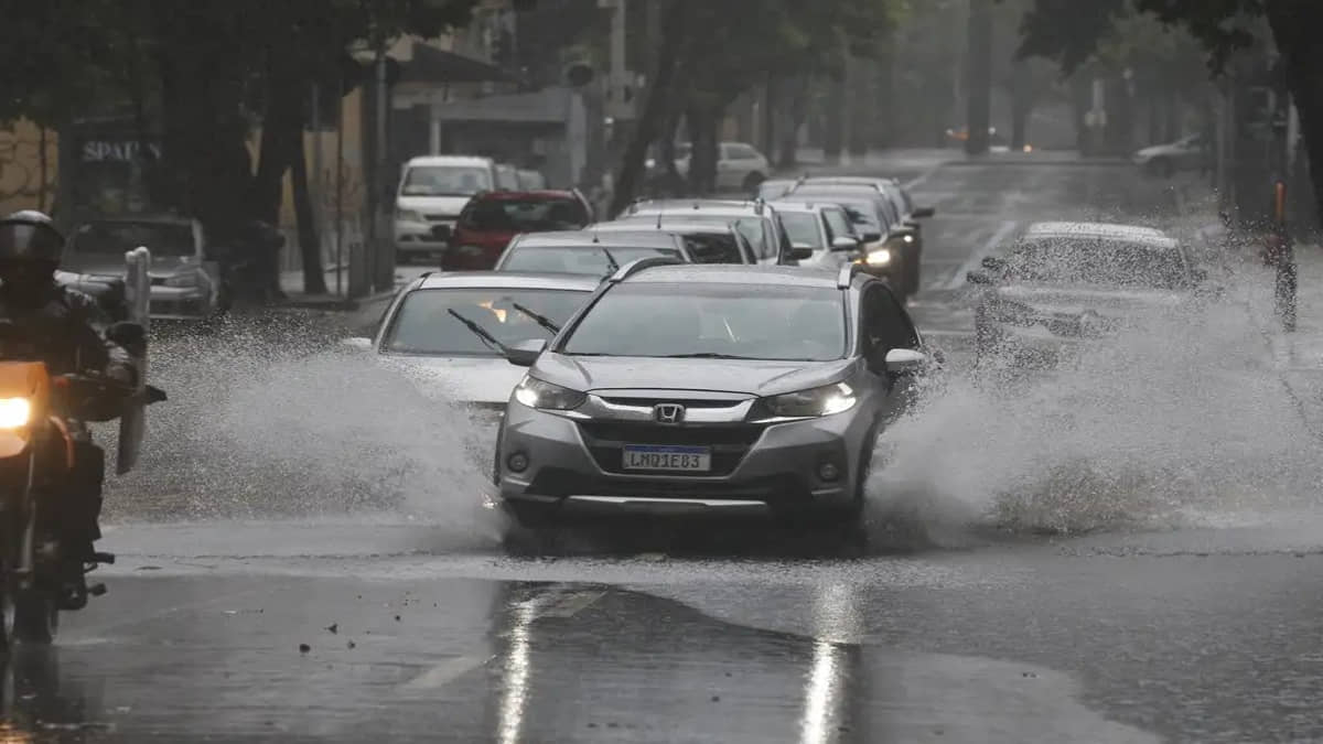 Temporal severo causa alagamento e transtornos no litoral