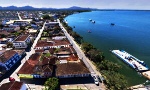 Com atmosfera típica de vila caiçara, Cananéia se destaca pelo senso comunitário, pela sensação de segurança e pelo cotidiano desacelerado