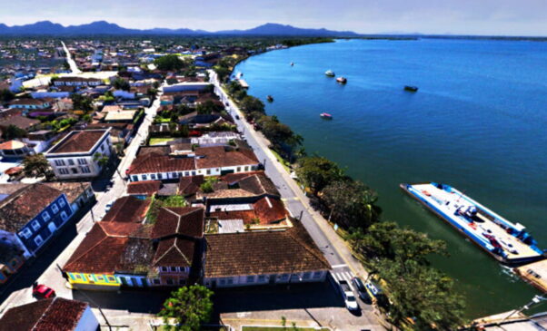 Com atmosfera típica de vila caiçara, Cananéia se destaca pelo senso comunitário, pela sensação de segurança e pelo cotidiano desacelerado