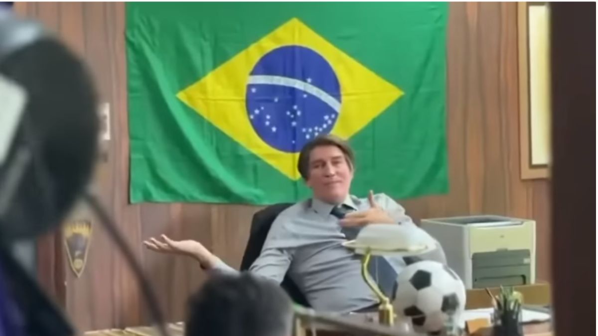 Jim Caviezel foi escalado para interpretar o ex-presidente Jair Bolsonaro