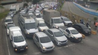 Na travessia Santos Guarujá, os motoristas enfrentam 30 minutos de espera no lado de Santos e 40 minutos no Guarujá