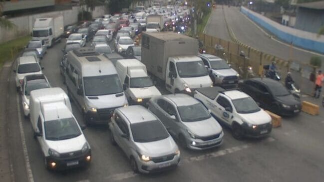 Na travessia Santos Guarujá, os motoristas enfrentam 30 minutos de espera no lado de Santos e 40 minutos no Guarujá