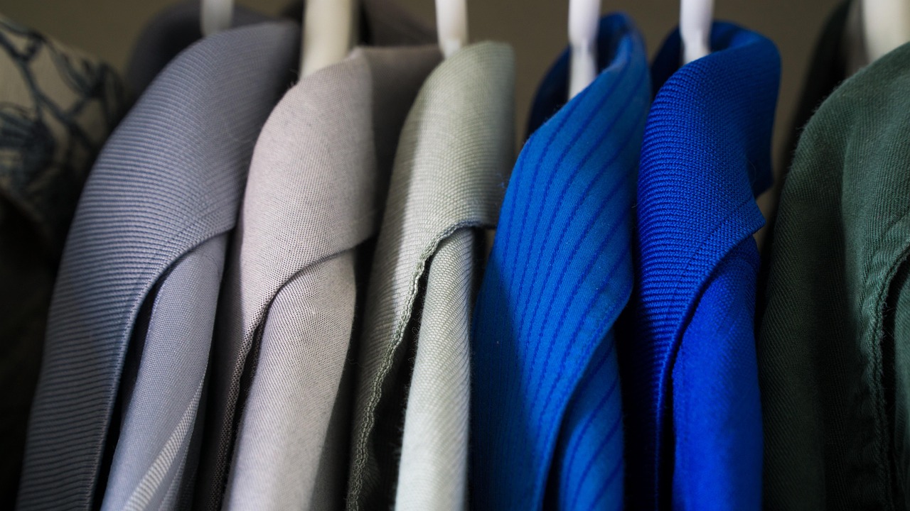 O azul em tons mais fechados está ligado à melancolia e à introspecção e, segundo o Feng Shui, pode dificultar o fluxo de energias positivas, favorecendo um início de ano mais retraído /Pixabay