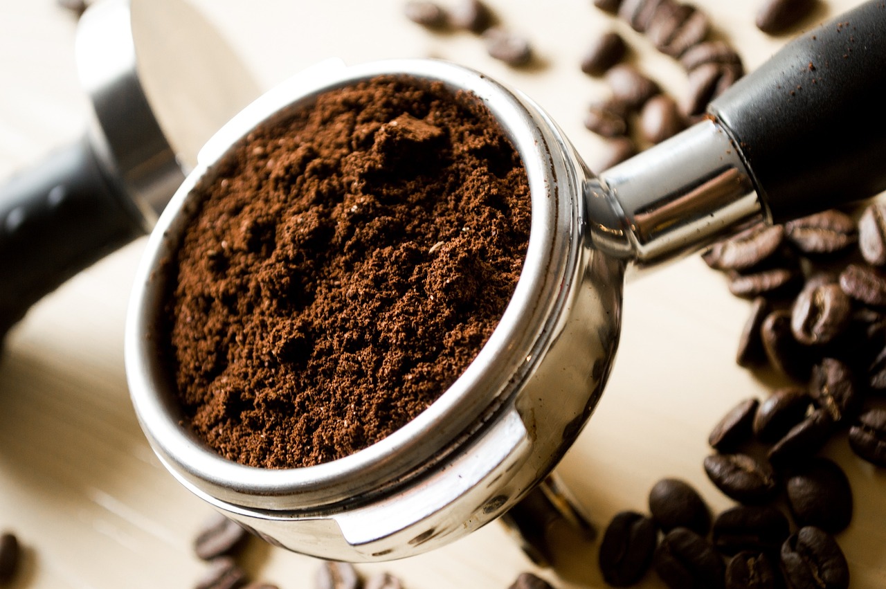 A borra de café deixou de ser lixo e virou aliada da limpeza doméstica. No vaso sanitário, ajuda a neutralizar odores e reforçar a higienização diária/Pixabay