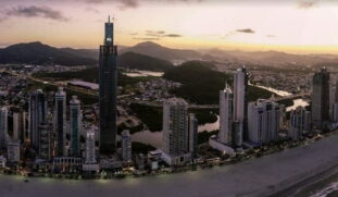 Com 290 metros de altura, o One Tower lidera o ranking nacional e figura entre os edifícios mais altos da América do Sul