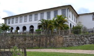 Localizada no povoado de João Honório, na divisa de Minas Gerais com o Rio de Janeiro, a Fazenda Santa Clara resiste ao tempo como um símbolo grandioso e incômodo da história brasileir