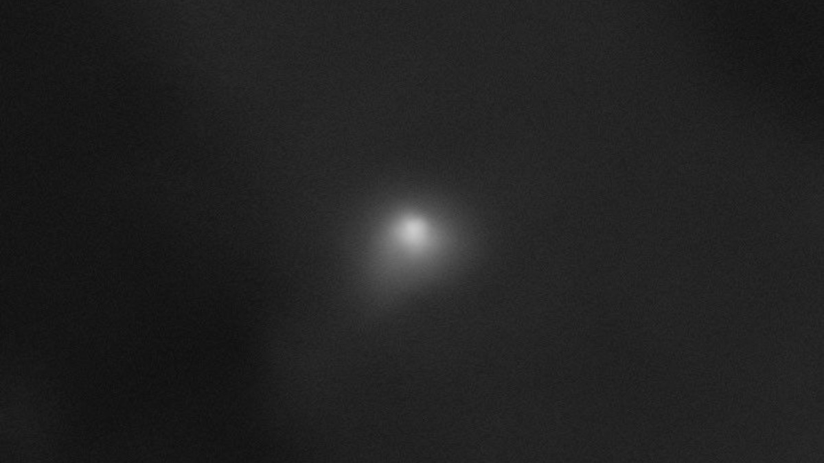 A câmera HiRISE, a bordo da sonda Mars Reconnaissance Orbiter, registrou o cometa interestelar 3I/ATLAS em 2 de outubro de 2025, quando ele estava a cerca de 0,2 UA ou 30 milhões de quilômetros da espaçonave / NASA/JPL-Caltech/Universidade do Arizona