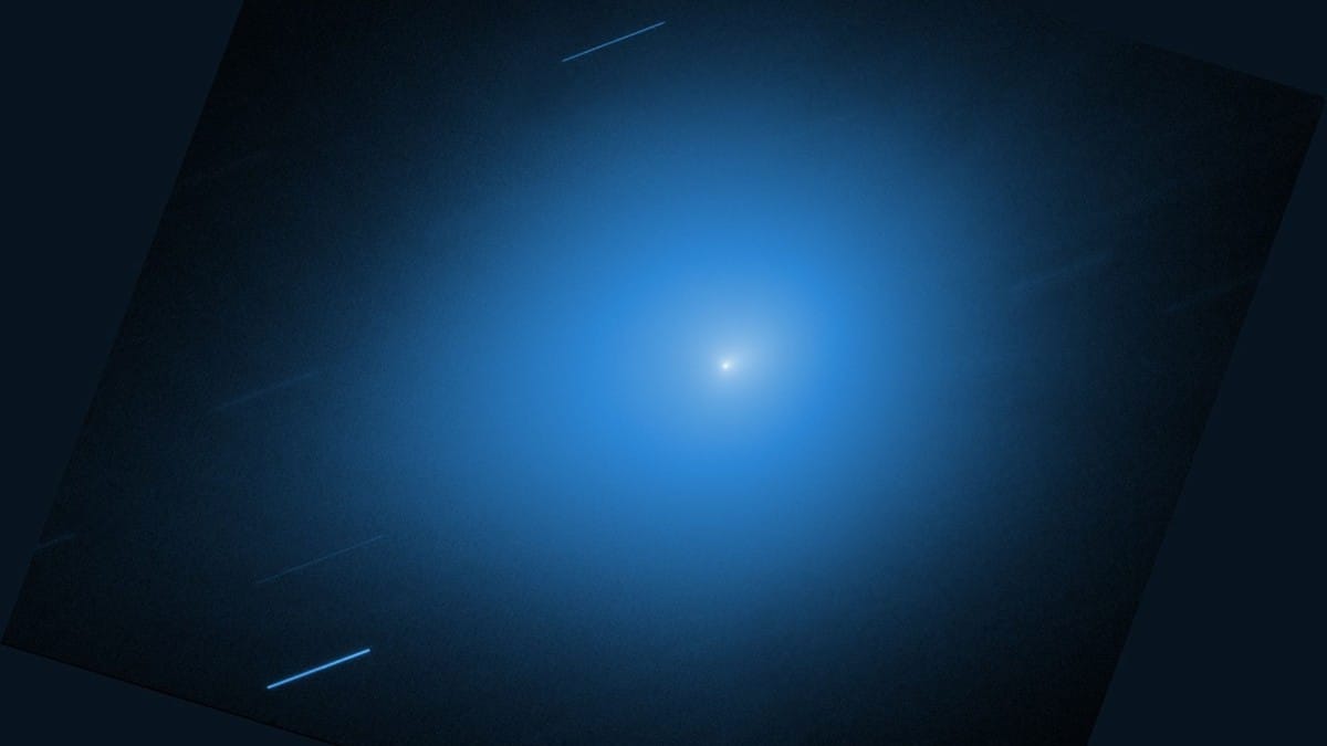 O Telescópio Espacial Hubble registrou novamente o cometa interestelar 3I/ATLAS em 30 de novembro, por meio da Wide Field Camera 3 / NASA/ESA/STScI/UCLA/Observatório de Xangai; processamento: J. DePasquale