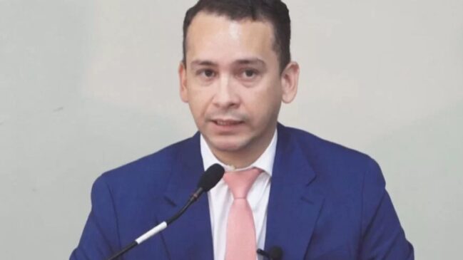 Durante o assalto, os criminosos conseguiram levar uma quantia em dinheiro, um relógio de pulso, dois celulares e a chave de um veículo.