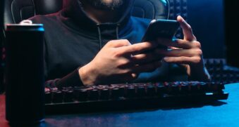O golpe geralmente começa com uma mensagem enviada por SMS, WhatsApp ou ligação, que aparenta ser do banco ou da operadora financeira