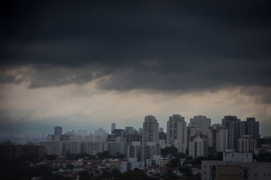Passagem de frentes frias pela costa paulista deve aumentar o risco de pancadas intensas de chuva