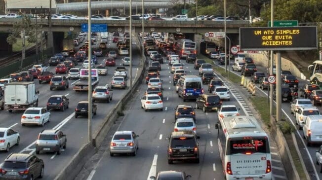 A cobrança surgiu em 2020, quando São Paulo passou a adotar de forma definitiva as placas no padrão Mercosul