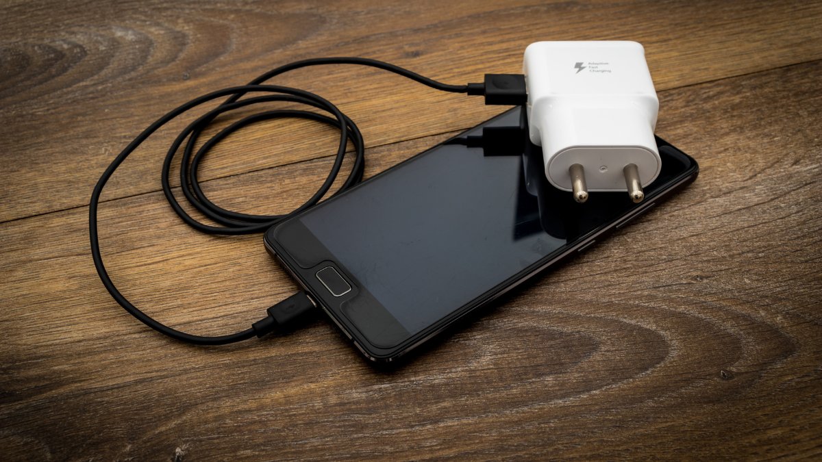 Carregadores continuam consumindo energia mesmo sem o celular conectado, o chamado "standby power" / Pixabay