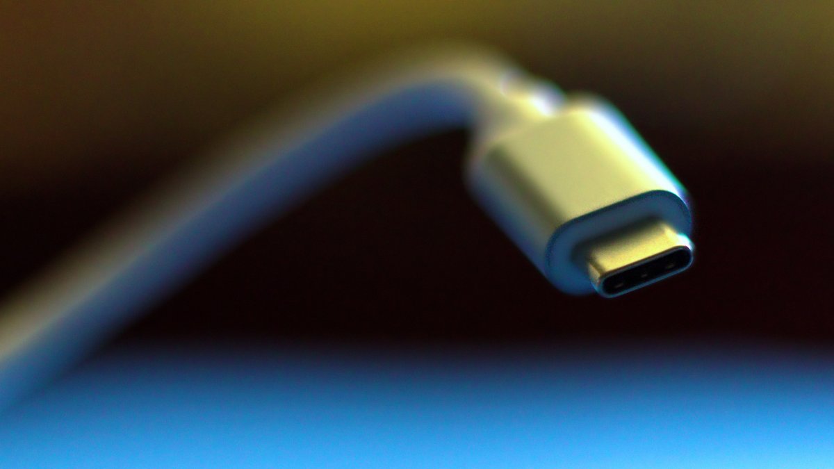 Pequenas ações, como retirar o carregador da tomada, fazem diferença no uso eficiente de energia / Pixabay