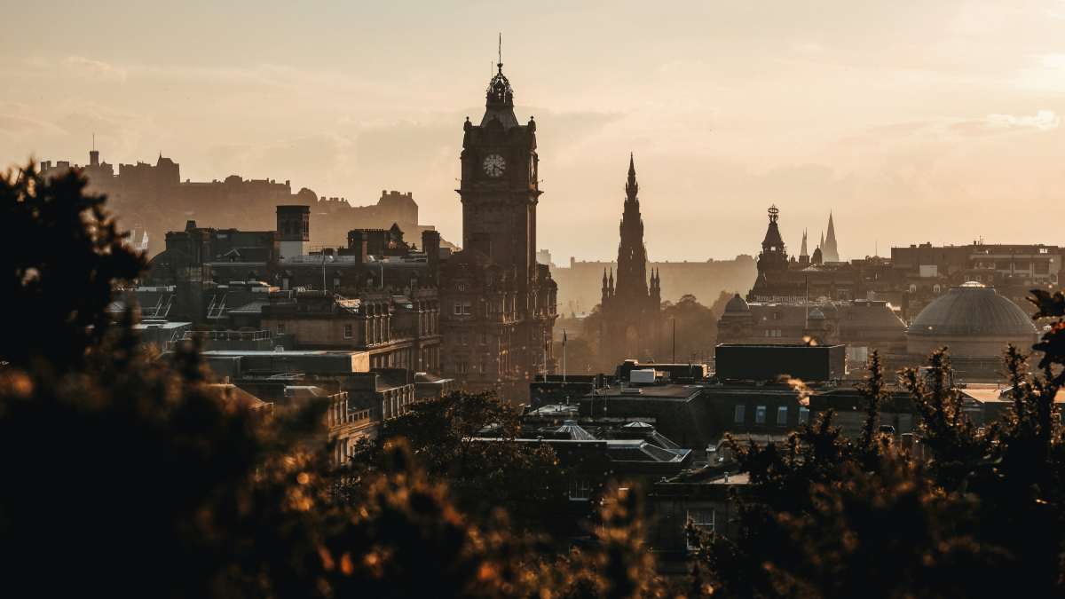 A cidade se divide em dois núcleos que revelam épocas distintas / Unsplash/Adam Wilson