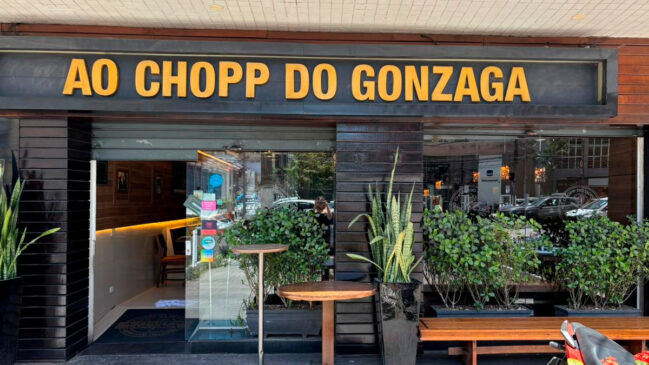Tudo começou com um balcão que servia churrasco em uma época em que a cidade de Santos ainda não conhecia muito bem essa palavra.