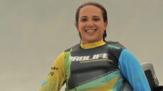 A surfista de ondas grandes Juliana Frare, de Guarujá