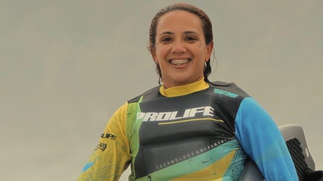 A surfista de ondas grandes Juliana Frare, de Guarujá