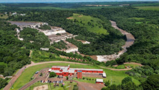 O parque oferece espaços que estimulam o contato direto com a natureza