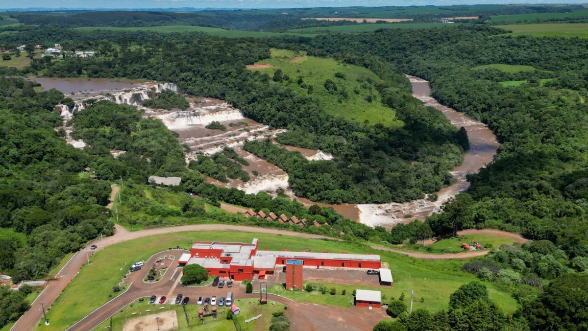 O parque oferece espaços que estimulam o contato direto com a natureza / Divulgação/Parque das Quedas