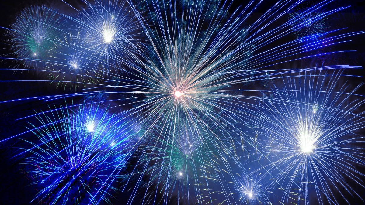 A tradição mais comum diz respeito à saudar o ano que começa com uma queima de fogos / Pixabay