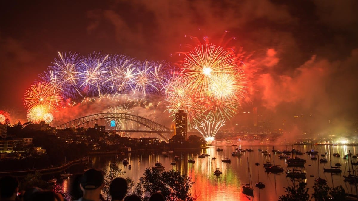Segundo a tradição, a queima de fogos acontece pois acredita-se que ela espanta os maus espíritos / Pixabay