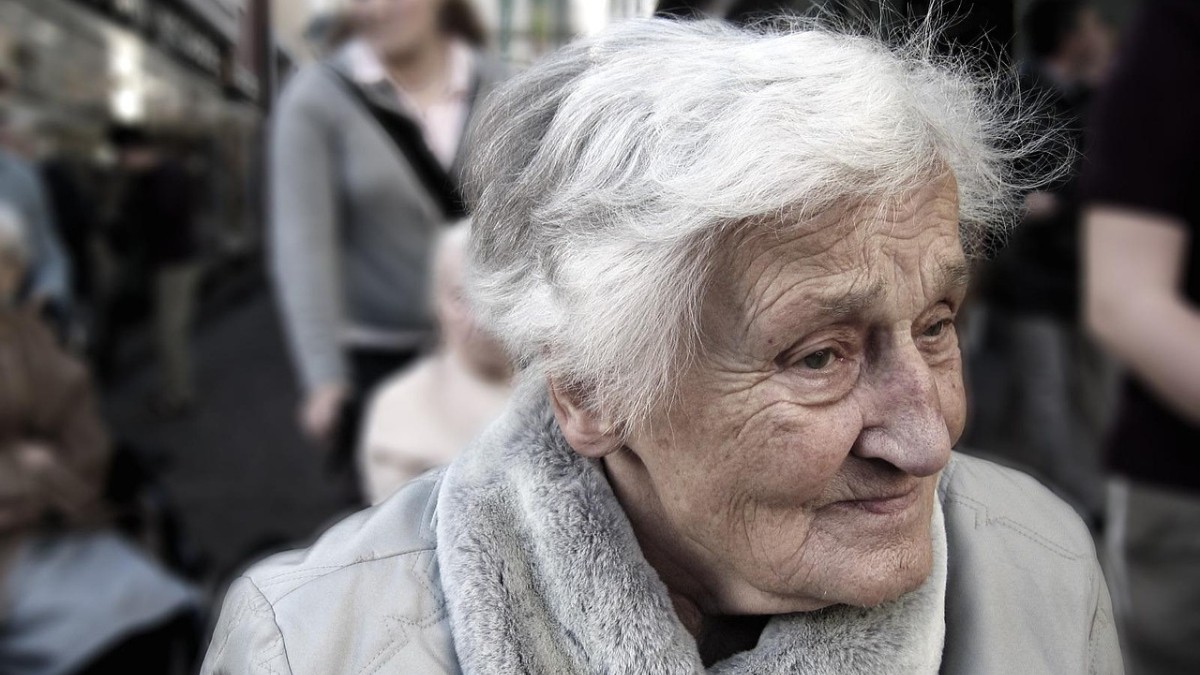Pessoas com 66 anos ou mais: cerca de 25 ml por quilo / Pixabay