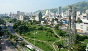 Poucas cidades brasileiras conseguem reunir, em um mesmo território, forte estrutura urbana e áreas preservadas de Mata Atlântica
